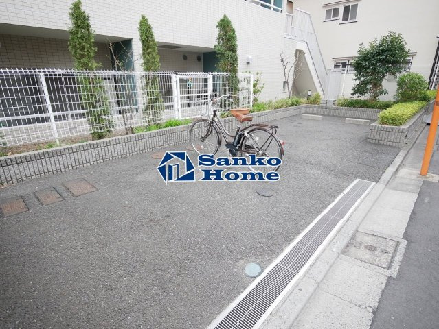 グレース早稲田の駐車場