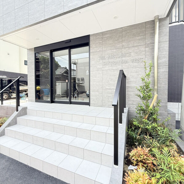 THE RESIDENCE SAKURAYAMA WESTのエントランス