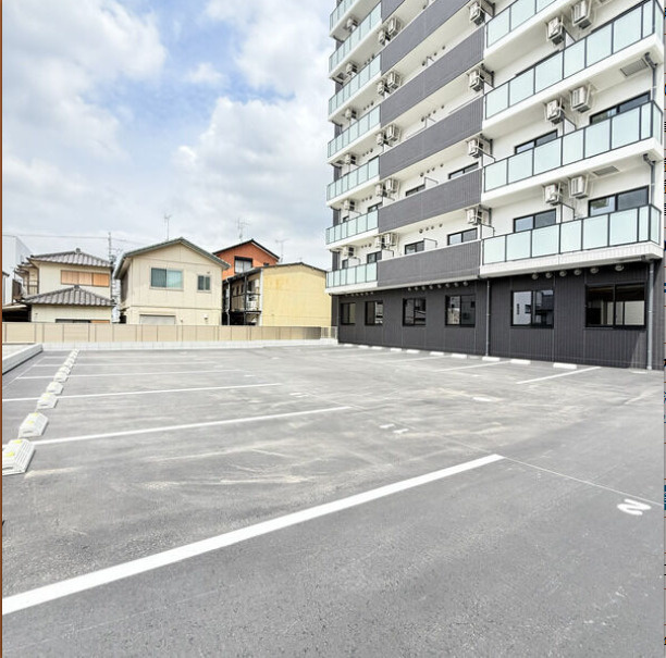 THE RESIDENCE SAKURAYAMA WESTの駐車場