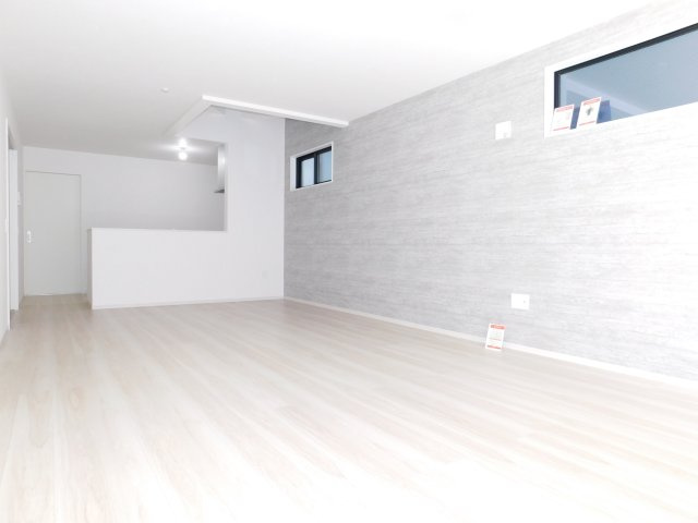 名古屋市緑区鳴海町字中汐田の新築一戸建の居間・リビング|◇リビング◇　　南面で明るく広いリビング２２．７帖　インテリアが映えるアクセントクロスのリビング♪　