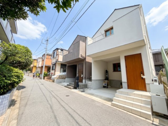 【外観】 | 【仲介手数料３９０万円が無料！】■千歳船橋駅１０分■リビング天井が吹抜け■デザイナーズハウス | 諸費用３９０万円ＯＦＦキャンペーン！
決算キャンペーン中！
家計応援サービスの限界に挑戦中！
■千歳船橋駅１０分
■１９帖のＬＤＫの天井が吹抜け
■住宅性能評価書
■省エネ性能ラベル
■内覧可