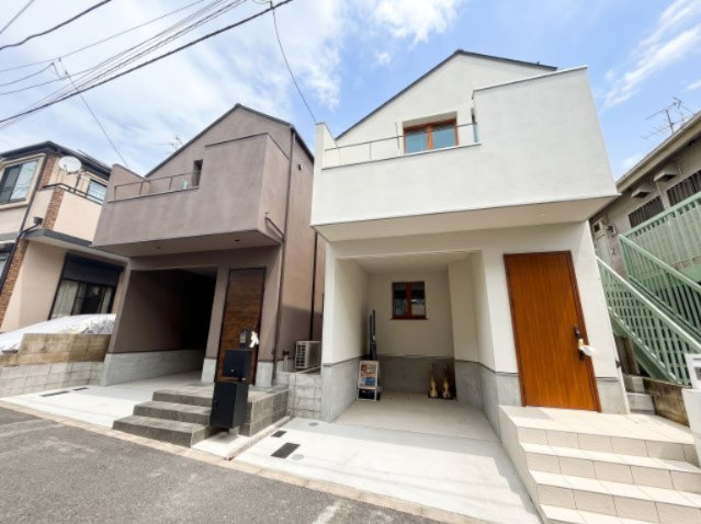 【外観】 | 【仲介手数料３９０万円が無料！】■千歳船橋駅１０分■リビング天井が吹抜け■デザイナーズハウス | 決算キャンペーン中！
家計応援サービスの限界に挑戦中！
詳細は「諸費用」欄をご確認下さい！
■千歳船橋駅１０分
■１９帖のＬＤＫの天井が吹抜け
■住宅性能評価書
■省エネ性能ラベル
■内覧可