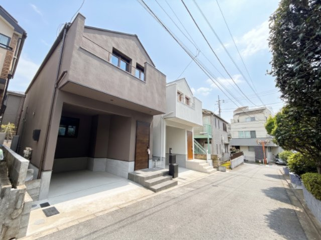 【外観】 | 【仲介手数料３９０万円が無料！】■千歳船橋駅１０分■リビング天井が吹抜け■デザイナーズハウス | 諸費用３９０万円ＯＦＦキャンペーン！
決算キャンペーン中！
家計応援サービスの限界に挑戦中！
■千歳船橋駅１０分
■１９帖のＬＤＫの天井が吹抜け
■住宅性能評価書
■省エネ性能ラベル
■内覧可