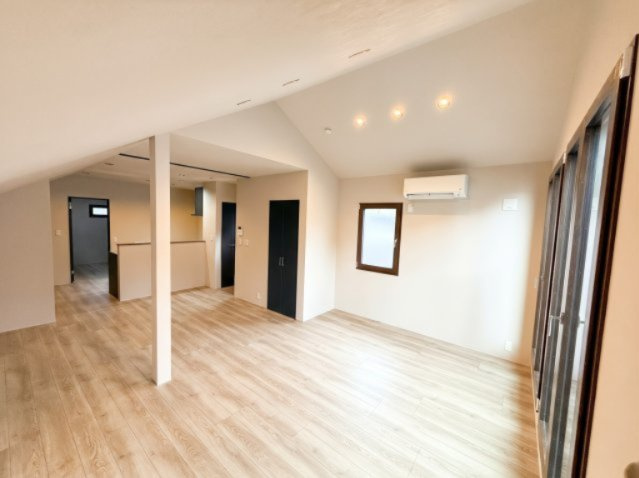 【居間・リビング】 | 【仲介手数料３９０万円が無料！】■千歳船橋駅１０分■リビング天井が吹抜け■デザイナーズハウス | 諸費用３９０万円ＯＦＦキャンペーン！
決算キャンペーン中！
家計応援サービスの限界に挑戦中！
■千歳船橋駅１０分
■１９帖のＬＤＫの天井が吹抜け
■住宅性能評価書
■省エネ性能ラベル
■内覧可