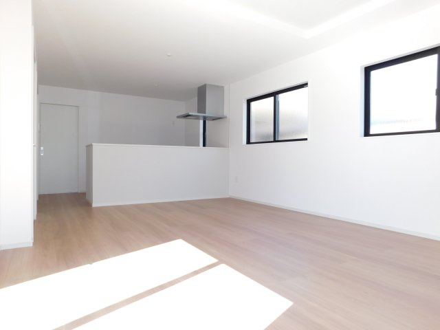 名古屋市緑区鳴海町字上中町の新築一戸建の居間・リビング|◇リビング◇　　明るく広いリビング１８．０帖　家族の会話が弾む対面キッチン♪