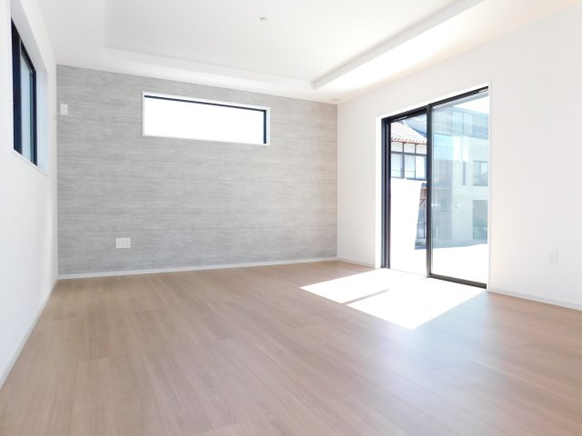 名古屋市緑区鳴海町字上中町の新築一戸建の居間・リビング|◇リビング◇　　明るく広いリビング１８．０帖　インテリアが映えるアクセントクロスのリビング♪