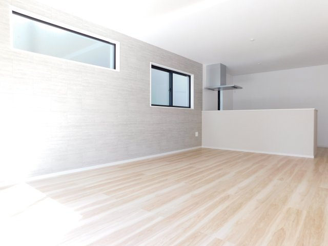 名古屋市緑区鳴海町字上中町の新築一戸建の居間・リビング|◇リビング◇　　南面で明るく広いリビング１８．０帖　リビングが見渡せる対面キッチン♪