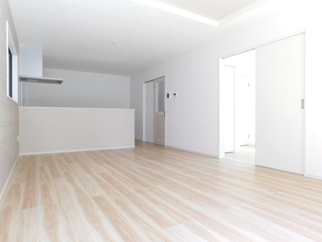 名古屋市緑区鳴海町字上中町の新築一戸建の居間・リビング|◇リビング◇　　南面で明るく広いリビング１８．０帖　隣の洋室と続き間で２２．６４帖の広々空間になります♪