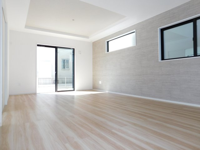 名古屋市緑区鳴海町字上中町の新築一戸建の居間・リビング|◇リビング◇　　南面で明るく広いリビング１８．０帖　インテリアが映えるアクセントクロスのリビング♪