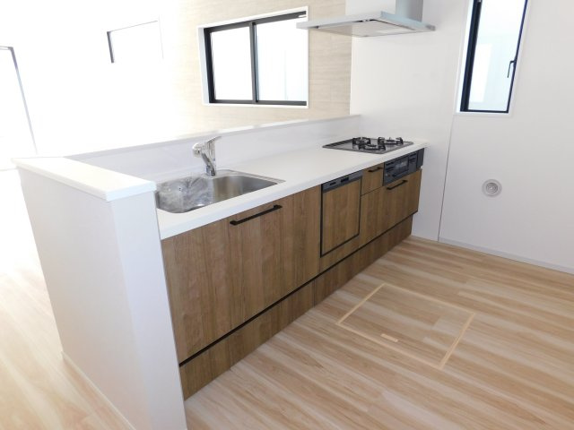 名古屋市緑区鳴海町字上中町の新築一戸建のキッチン|◇キッチン◇　　対面キッチン・人造大理石カウンター・食洗機・浄水器一体型水栓・静音仕様シンク・薄型換気扇・Ｓｉセンサーコンロ（３口）・床下収納庫