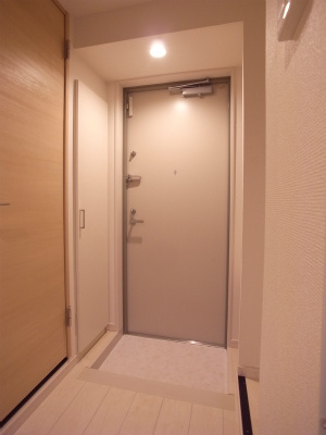 リブリ・NKYの玄関