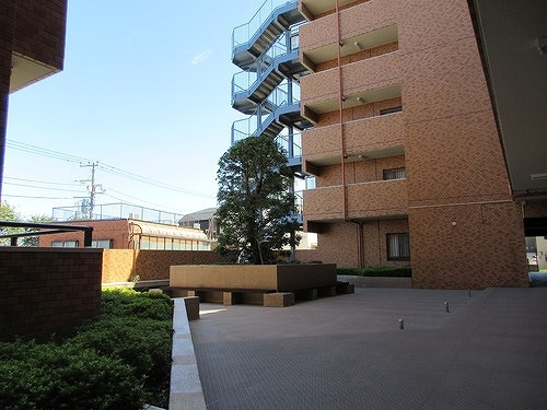 ライオンズマンション十日市場第２のその他|建物２階中庭　※2026年9月撮影