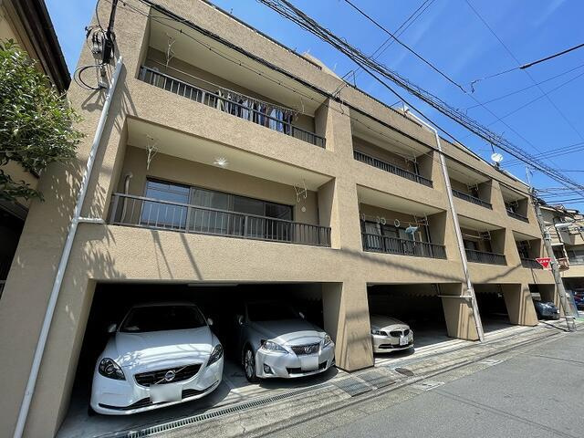グランデューク西大井の駐車場