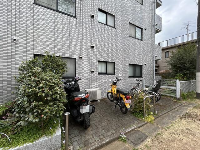 メゾン本庄の駐車場
