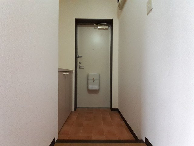 ウイステリアＢの玄関|収納もある玄関です
