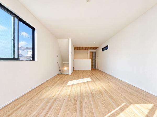 横浜市西区霞ケ丘の新築一戸建の居間・リビング|家族が自然と集まるリビングは
落ち着きのある空間です♪