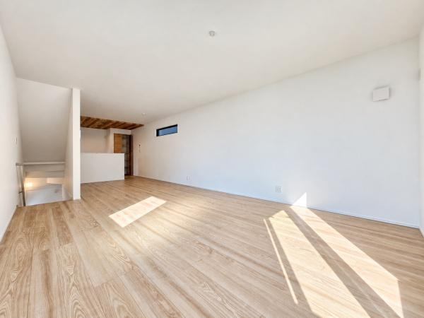 横浜市西区霞ケ丘の新築一戸建の居間・リビング|自慢したくなるリビング！
形も良く家具の配置にも困りません。