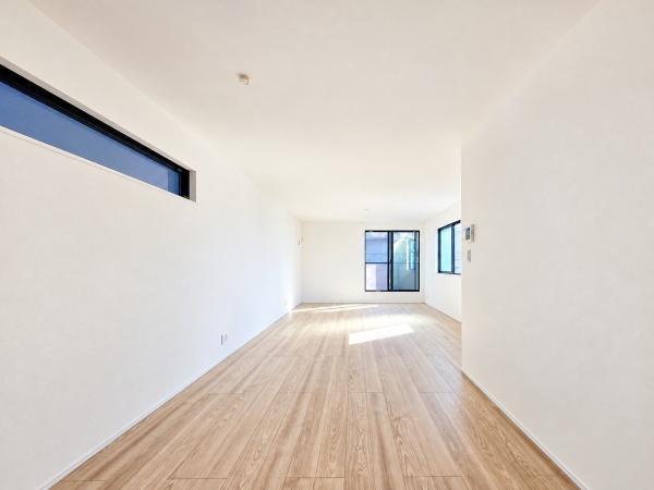横浜市西区霞ケ丘の新築一戸建の居間・リビング|形のよい明るいリビング！
家具の配置も困りません♪