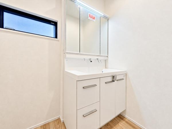 横浜市西区霞ケ丘の新築一戸建の独立洗面台|お化粧もしやすい三面鏡付き独立洗面台が付きます。
収納もしっかりあり、洗剤などもしまっておけます。

