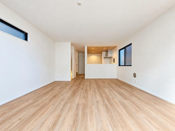 横浜市西区霞ケ丘の新築一戸建の居間・リビング|形のよい明るいリビング！
家具の配置も困りません♪
