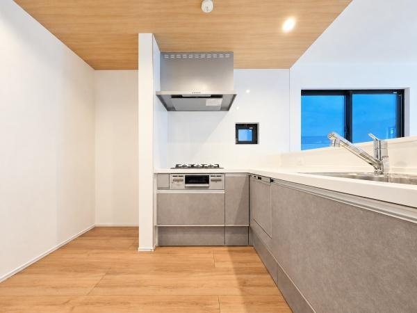 横浜市西区霞ケ丘の新築一戸建のキッチン|対面式のキッチンはお料理中でも家族とのお話も弾みます。
