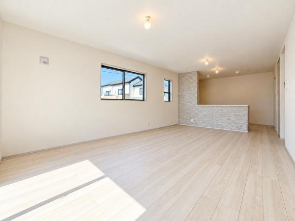 横浜市旭区今宿東町の新築一戸建の居間・リビング|形のよい明るいリビング！
家具の配置も困りません♪