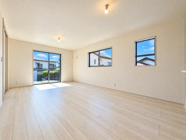 横浜市旭区今宿東町の新築一戸建の居間・リビング|窓からは明るい光が差し込みます！
電気をつけなくても明るいです。

