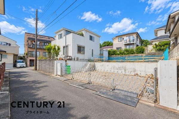 横浜市旭区白根２丁目の新築一戸建の前面道路含む現地写真|車通りが少ない為、小さなお子様にも安心です。
是非一度、現地へ起こしください。