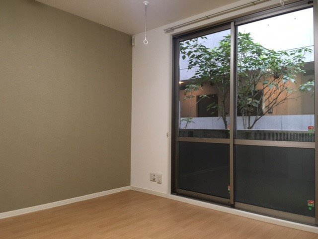 【居間・リビング】 | メゾネットシオン | 居室へは日が差し込んで参ります