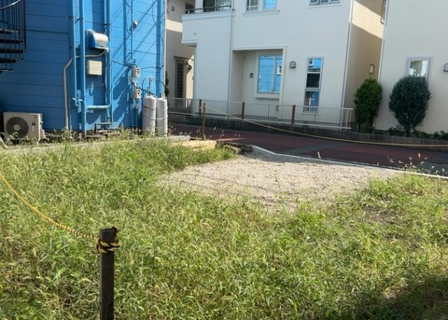 【バルコニー】 | バルコニーは、室外の専用スペースのうち、「屋根がなく開放された空間」であるものを指します。ベランダより広いタイプのものが多く、日当たりもよいため家庭菜園などを楽しみたい人にとって適した環境となります。
