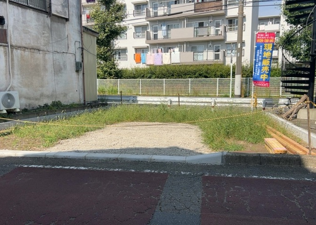 【構造・工法・仕様】 | 木造住宅とは土台、壁、柱など建築物の強度を支える構造体の材に木が使用されている構造を指します。構造体は建物の自重を支えるだけではなく風圧や水圧、積裁荷重などあらゆる衝撃に耐えるための基礎です。