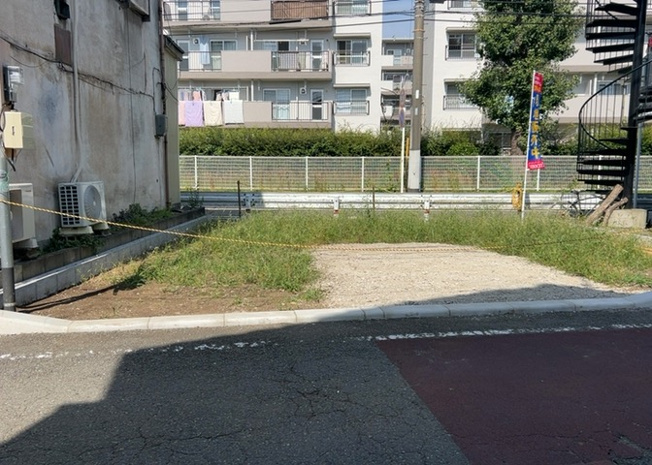 【構造・工法・仕様】 | ベタ基礎とは、柱の位置に関係なく全体に基礎がある事を指し、面積が大きい分建物の重さを全体に分散できます。また、地面からの湿気や害虫を遮断でき、木造住宅で心配されるシロアリ被害を防ぐ効果も期待できます。