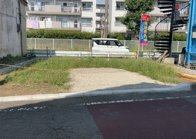 【外観】 | 現地に行くなら、物件の周囲の地形がどうなっているかを見ることも大切です。周辺より低くなっている土地では、大雨などで水が集まりやすいため、地盤が弱くなっているということも考えられるため、注意が必要です。