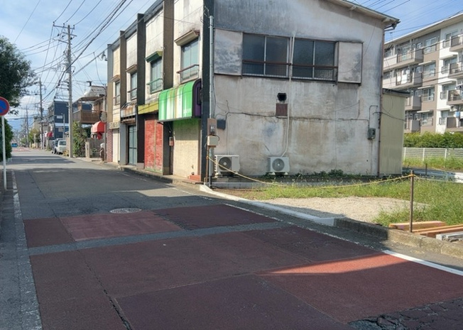 【前面道路含む現地写真】 | 道幅が狭い場所は比較的土地の値段が低いことが多く、また交通量が少ないため騒音が少なく静かな環境で過ごせます。また、小さいお子様がいるご家庭も安心です。一方で車の駐車が難しいというデメリットもあります。
