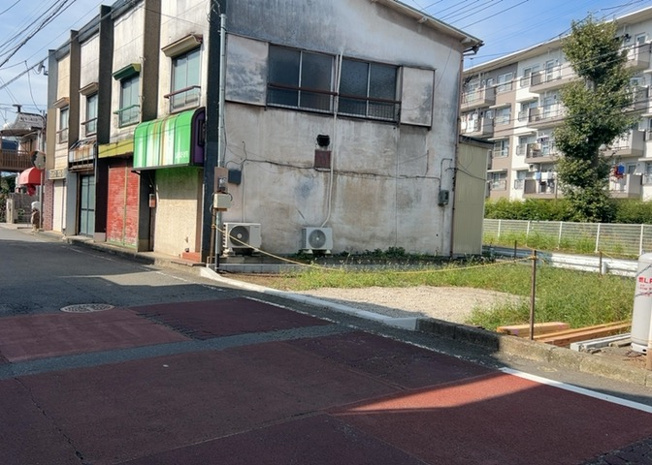 【前面道路含む現地写真】 | 道幅が広い場所は日当たりや風通が良好です。幅が広いのですれ違いも可能ですし大きな車でも駐車可能！一方で、大型車が通ることも多くなるため交通量の増加により騒音に繋がります。また土地の値段が高くなります。