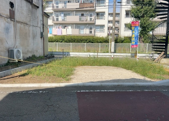 【駐車場】 | 車一台あたりに必要なスペースは、標準サイズの普通自動車で横幅2m50cm、長さ5mは必要になります。ただし、乗降のことも考慮して横幅3m30cm、長さ5m50cmほどは確保できるところを選びましょう。