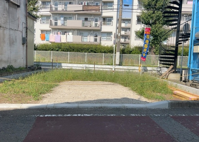 【庭】 | 庭のある家に住むことのメリットとして、子どもたちの遊び場を確保できること、ガーデニングや家庭菜園を楽しめること、明るさを確保できることがあります。また、配置を工夫することでプライバシーが確保できます。