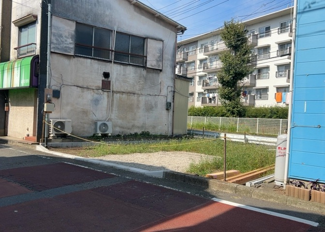 【前面道路含む現地写真】 | 住宅用の土地では前面道路に2m以上接していなければならないと法律で定められています。しかし、お持ちの車のサイズやライフスタイルなどにより、2mでは利便が悪い場合もございますので、事前に確認しましょう。