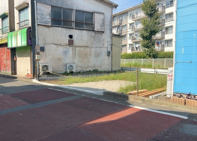【前面道路含む現地写真】 | お持ちの車種によっては前面道路が広い方が便利でしょう。しかし、前面道路が広ければその分交通量が多くなるため、騒音などが気になる場合があります。実際に現地を見学し、周辺交通量や騒音などを確認しましょう！