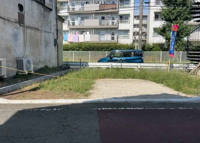 【駐車場】 | 駐車場と明記されていても、最小スペースでつくられた駐車場だと大型車は駐車できなかったり、出入りしにくくなったりする可能性があります。お車のサイズと購入したい物件の駐車場のサイズを現地で確認しましょう。