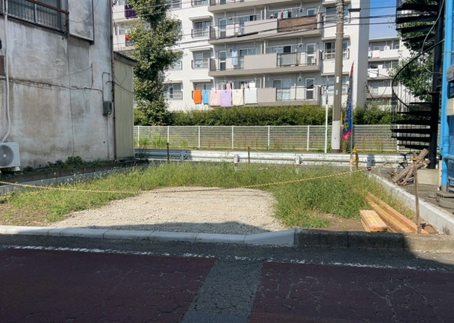 【庭】 | 庭があることでガーデニングや家庭菜園はもちろん、こどもの遊び場やペットを放して遊ぶことができます。また、家の周囲に余裕があるということです。隣地との間があれば、十分な日当たりと、風通しが確保できます。