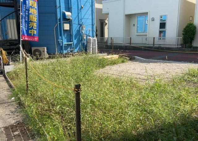 【玄関】 | 玄関は家の顔でもあり、家族以外の目にも止まる場所です。玄関は外との間を仕切る扉、靴などをしまっておく収納スペース、靴脱ぎのたたきスペース、来客とのやり取りをするドアホンなど複数のアイテムからなります。
