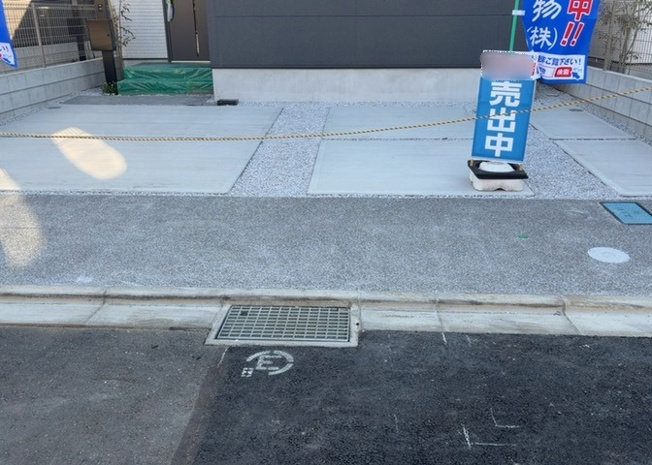 【駐車場】 | 敷地内にはお車を駐車できるカースペースを完備しています。前面道路は幅員約4.5mの公道となっており、お車の出入りも落ち着いて行えます。お持ちの車種や使い勝手をぜひ現地にてお確かめください。