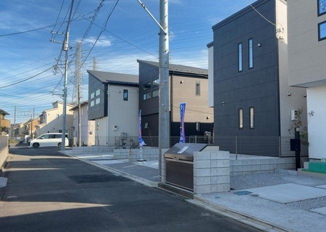【前面道路含む現地写真】 | 敷地北側は幅員約4.5mの公道に接面しており、落ち着いた第一種低層住居専用地域に位置します。京王相模原線「多摩境」駅徒歩17分の立地で、周辺交通量や道路状況もあわせて現地で確認できますよ。