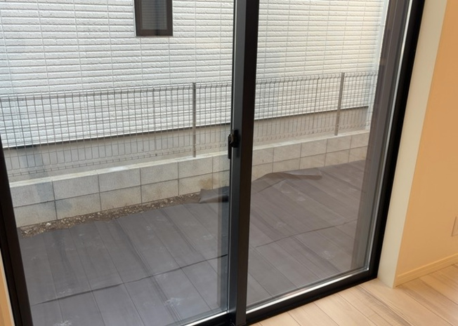 【内装】 | 全居室に複層ガラスを採用しており、夏の暑さや冬の寒さを和らげて省エネに貢献します。結露の発生も抑えるためサッシや壁を清潔に保ちやすく、年間を通して快適な室内環境でお過ごしいただけます。