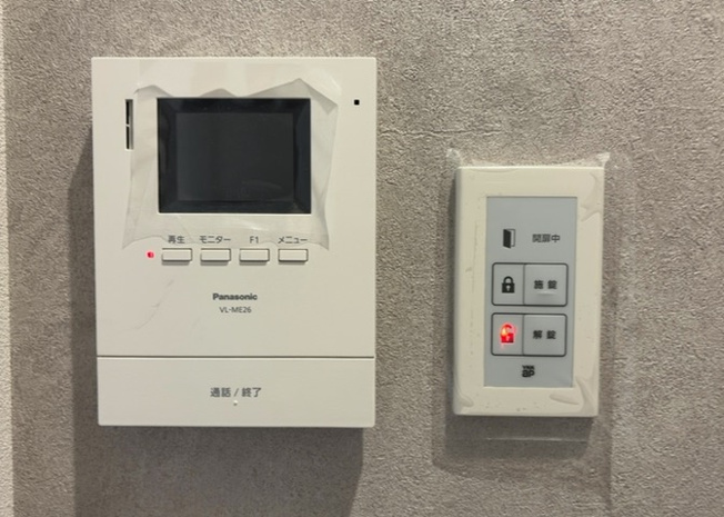 【セキュリティ】 | 室内から訪問者の顔をしっかり確認できるTVモニタ付インターホンを標準装備しています。不審者の侵入や防犯対策に役立ち、お子様のお留守番時や一人で過ごす時間帯も安心してご対応いただける設備です。