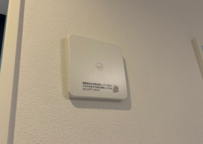 【冷暖房・空調設備】 | 24時間換気システムを導入しており、室内には常に新鮮な空気が巡りシックハウス対策や湿気対策にも効果的です。高気密な新築住宅でも年間を通してクリーンで心地よい空気環境を保つことができます。