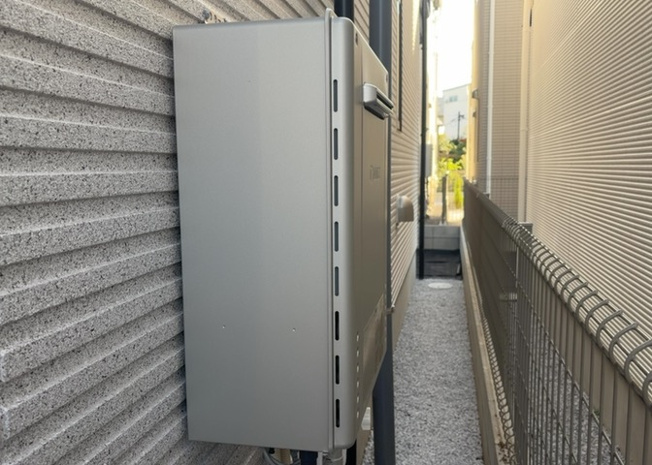 【発電・温水設備】 | お風呂のお湯張りや保温がワンタッチで可能な追焚機能付きの給湯設備を完備しています。時間が経っても温かいお湯に温め直せるため、入浴時間が異なるご家族でも快適にお風呂をご利用いただけます。