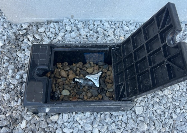 【設備】 | 屋外には散水栓などの便利な外部水栓設備をご用意しています。お庭でのガーデニングや水やり、愛車の洗車、愛犬の散歩終わりの足洗いなど多目的にご活用いただけ、日々の生活をより便利にしてくれます。