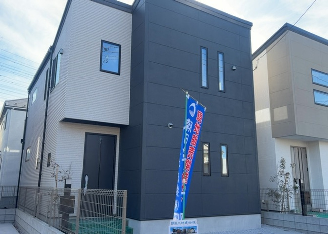 【外観】 | 神奈川県相模原市緑区東橋本4丁目に佇む本物件は、横浜線「橋本」駅からも徒歩18分でアクセス可能です。周囲は第一種低層住居専用地域で落ち着いた住環境が広がり、のびのびと生活していただけます。